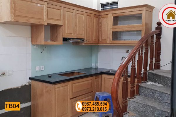 Tủ bếp gầm cầu thang gỗ sồi Nga TB04