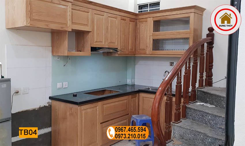 Tủ bếp gầm cầu thang gỗ sồi Nga TB04