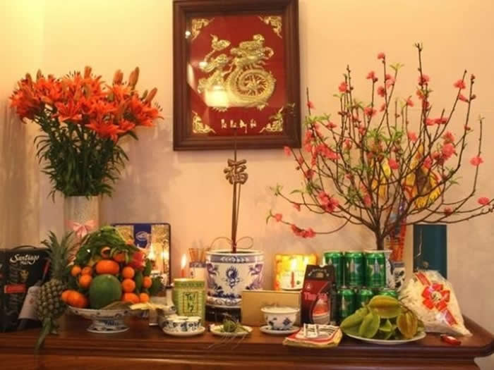 Bài văn khấn cúng chạp mả mời tổ tiên về ăn Tết chiều 30 Tết Ất Tỵ 2025
