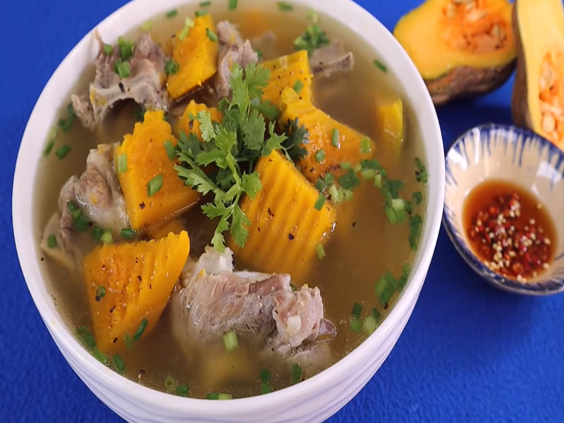 canh xương nấu bí đỏ