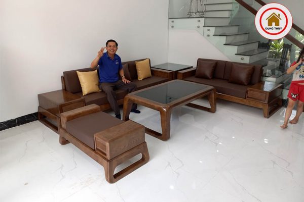bàn giao sofa 2 văng nhà chị Hà Trang