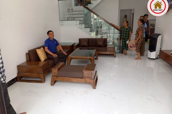 bàn giao sofa 2 văng nhà chị Hà Trang