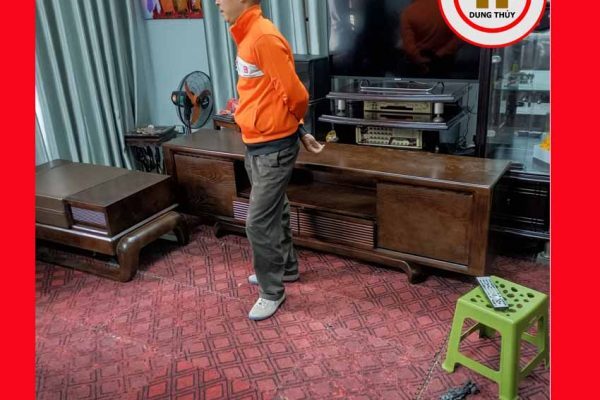 Kệ tivi chân xoắn quỳ gỗ sồi Nga KT33